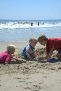 תמונות של ילדים - ילדים משחקים בחול 